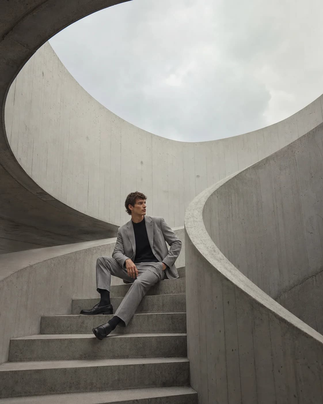 Relaxed tailoring in a sculptural concrete setting